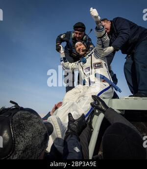 Expédition 61 Soyuz Landing l'astronaute de l'ESA Luca Parmitano est aidé à sortir du vaisseau spatial Soyuz MS-13 quelques minutes après qu'il, l'astronaute de la NASA Christina Koch et le cosmonaute Alexander Skvortsov, ont débarqué leur capsule Soyuz MS-13 dans une zone éloignée près de la ville de Zhezkazgan, au Kazakhstan, le jeudi 6 février 2020. Koch est retourné sur Terre après avoir fait 328 jours dans l'espace --- le plus long vol spatial de l'histoire par une femme --- en tant que membre des expéditions 59-60-61 sur la Station spatiale internationale. Skvortsov et Parmitano sont retournés après 201 jours dans l'espace où ils ont servi comme équipage d'expédition 60-61 M. Banque D'Images