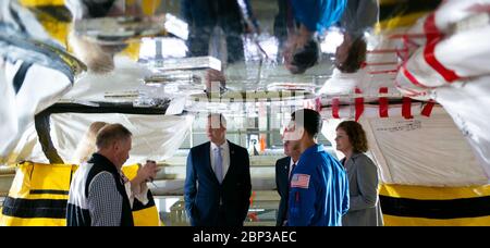 Administrateur de la NASA au centre spatial Stennis Jim Bridenstine, administrateur de la NASA, au centre, est vu sur une plate-forme de travail entre les quatre moteurs RS-25 de la première phase de base de la fusée SLS (Space Launch System) de l'agence, ainsi que Lisa Bates, directeur adjoint des étapes de la SLS à la NASA, Mark Nappi, Richard Gilbrech, directeur du Centre spatial Sennis de la NASA, Julie Bassler, gestionnaire des étapes SLS à la NASA, et Raja Chari, astronaute de la NASA, lors d'une visite du stand d'essai B-2, le lundi 10 février 2020, au Centre spatial Sennis de la NASA près de Bay St. Louis, Mississippi. Au cours des prochains mois, Banque D'Images