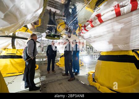 Administrateur de la NASA au centre spatial Stennis Jim Bridenstine, administrateur de la NASA, au centre, est vu sur une plate-forme de travail entre les quatre moteurs RS-25 de la première phase de base de la fusée SLS (Space Launch System) de l'agence, ainsi que Lisa Bates, directeur adjoint des étapes de la SLS à la NASA, Mark Nappi, Richard Gilbrech, directeur du Centre spatial Sennis de la NASA, Julie Bassler, gestionnaire des étapes SLS à la NASA, et Raja Chari, astronaute de la NASA, lors d'une visite du stand d'essai B-2, le lundi 10 février 2020, au Centre spatial Sennis de la NASA près de Bay St. Louis, Mississippi. Au cours des prochains mois, Banque D'Images