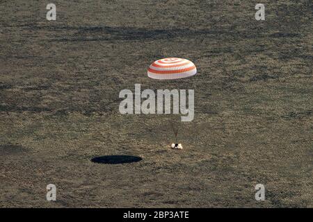 Expédition 62 Soyuz Landing le satellite Soyuz MS-15 est vu comme atterri dans une zone éloignée près de la ville de Zhezkazgan, Kazakhstan, avec les membres d'équipage de l'expédition 62 Jessica Meir et Drew Morgan de la NASA, et Oleg Skripochka de Roscosmos, le vendredi 17 avril 2020. Meir et Skripochka sont retournés après 205 jours dans l'espace, et Morgan après 272 jours dans l'espace. Les trois membres de l'équipage de l'expédition 60-61-62 ont été à bord de la Station spatiale internationale. Banque D'Images