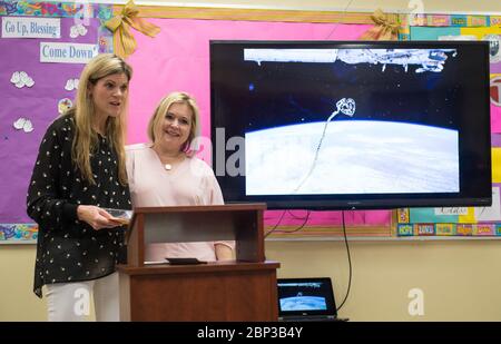 Les astronautes Bresnik et Nespoli à l'école pour filles de Washington la femme de l'astronaute de la NASA Randy Bresnik et son ami Shiela présentent à l'école pour filles de Washington un collier qui a été volé dans l'espace à bord de la Station spatiale internationale, le vendredi 11 mai 2018 à l'école pour filles de Washington à Washington. Le collier est un cadeau de remise de diplôme pour chaque étudiant lorsqu'il termine la 8e année. Banque D'Images