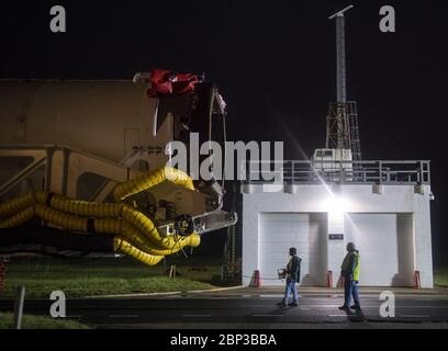 Déploiement orbital ATK CRS-9 une fusée orbitale ATK est vue comme elle est déployée pour lancer Pad-0A au site de vol de Wallops le jeudi 17 mai 2018 à Wallops Island, va. L'Antares lancera un vaisseau Cygnus lors d'une mission de réapprovisionnement de cargaison à la Station spatiale internationale. La mission est le neuvième vol de livraison de fret sous contrat d’orbital ATK à destination de la station spatiale de la NASA. Les 7,400 livres de cargaison à bord de Cygnus comprennent des expériences scientifiques, des fournitures d'équipage et du matériel de véhicule. Banque D'Images
