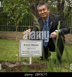 Expédition 55 préparation de l'atterrissage l'astronaute Koichi Wakata de l'Agence japonaise d'exploration aérospatiale est vu lors d'une cérémonie traditionnelle de plantation d'arbres à l'hôtel Cosmonaut, le samedi 2 juin 2018 à Karaganda, au Kazakhstan. Wakata était à Karaganda pour aider à soutenir l'équipage de l'expédition 55 Soyuz débarquant de la Station spatiale internationale. Banque D'Images