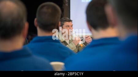 Expédition 55 préparation du débarquement Directeur adjoint de Rosaviatsiya (Agence fédérale russe de transport aérien) Alexander Vedernikov est vu lors d'un briefing pour discuter de la préparation au débarquement des membres de l'équipage de l'expédition 55 Anton Shkaplerov de Roscosmos, Scott Tingle de la NASA, Norishige Kanai de l'Agence japonaise d'exploration aérospatiale (JAXA) le samedi 2 juin 2018. Shkaplerov, Tingle et Kanai reviennent après 168 jours dans l'espace où ils ont servi comme membres des équipages de l'expédition 54 et 55 à bord de la Station spatiale internationale. Banque D'Images