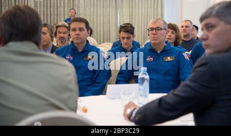 Expédition 55 préparation de l'atterrissage le directeur de la NASA pour les programmes de vol spatial humain, Russie, Chad Rowe, à gauche, et le directeur adjoint du programme de la NASA, Dan Hartman, à droite, sont vus avec d'autres NASA, Roscosmos, Et les membres de l'équipe JAXA lors d'une réunion pour discuter de la préparation à l'atterrissage des membres de l'équipage de l'expédition 55 Anton Shkaplerov de Roscosmos, Scott Tingle de la NASA, Norishige Kanai de l'Agence japonaise d'exploration aérospatiale (JAXA) samedi 2 juin 2018. Shkaplerov, Tingle et Kanai reviennent après 168 jours dans l'espace où ils ont servi comme membres de l'expédition 5 Banque D'Images