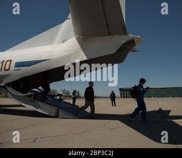 Expédition 55 préparation de l'atterrissage NASA, Roscosmos, Et les membres de l'équipe JAXA, ainsi que les forces russes de recherche et de récupération, arrivent à l'aéroport de Zhezkazgan, au Kazakhstan, pour l'atterrissage de Soyouz des membres de l'équipage de l'expédition 55 Anton Shkaplerov de Rossos, Scott Tingle de la NASA, Norishige Kanai de l'Agence japonaise d'exploration aérospatiale (JAXA), le dimanche 3 juin 2018. Shkaplerov, Tingle et Kanai reviennent après 168 jours dans l'espace où ils ont servi comme membres des équipages de l'expédition 54 et 55 à bord de la Station spatiale internationale. Banque D'Images