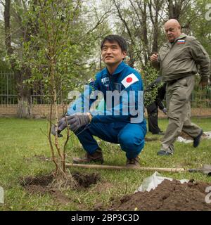 Expédition 55 préparation de l'atterrissage l'astronaute et représentant du bureau des astronautes de l'Agence japonaise d'exploration aérospatiale Takuya Onishi est vu lors d'une cérémonie traditionnelle de plantation d'arbres à l'hôtel Cosmonaut, le samedi 2 juin 2018 à Karaganda, au Kazakhstan. Onishi était à Karaganda pour aider à soutenir l'équipage de l'expédition 55 Soyuz débarquant de la Station spatiale internationale. Banque D'Images