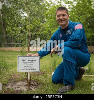 Expédition 55 préparatifs de l'atterrissage l'astronaute et représentant du bureau des astronautes de la NASA, Kjell Lindgren, est vu lors d'une cérémonie traditionnelle de plantation d'arbres à l'hôtel Cosmonaut, le samedi 2 juin 2018 à Karaganda, au Kazakhstan. Lindgren était à Karaganda pour aider à soutenir l'équipage de l'expédition 55 Soyuz débarquant de la Station spatiale internationale. Banque D'Images