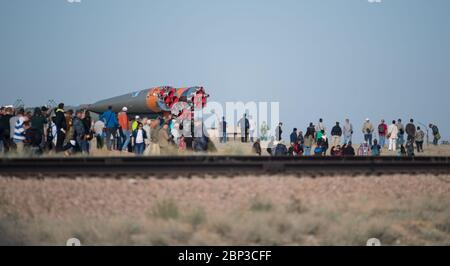 Expédition 56 lancement de Soyuz les invités et les membres de la presse regardent que la fusée Soyuz est déployée en train jusqu'au plateau de lancement, le lundi 4 juin 2018 au Cosmodrome de Baikonour au Kazakhstan. Expédition 56 Sergueï Prokopyev, commandant de Soyuz de Roscosmos, Serena Auñón, mécanicien de bord de la NASA, et Alexander Gerst, ingénieur de bord de l'ESA (Agence spatiale européenne), doivent se lancer à bord de leur vaisseau spatial Soyuz MS-09 à 7 h 12, heure de l'est (5 h 12, heure de Baikonour), le mercredi 6 juin. Banque D'Images