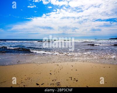 Magnifique ciel bleu sur une large plage de sable prise à Porto Pino, Sardaigne, Italie. Concept de fond de panorama de voyage Banque D'Images