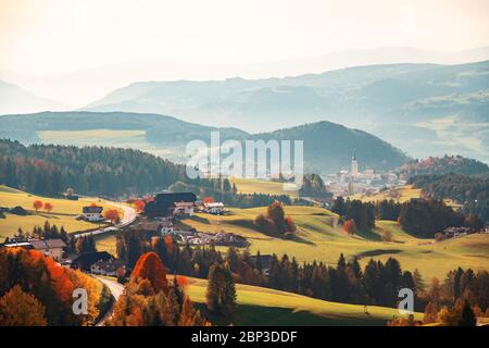 Bâtiments de village dans les Dolomites en Italie du Nord Banque D'Images