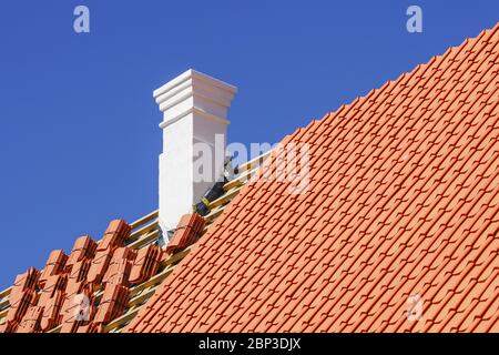 restauration d'une maison en bois historique et remplacement de tuiles en argile Banque D'Images