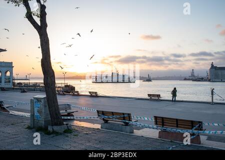 ISTANBUL,TURQUIE,MAI 15,2020: Les gens sur la côte de Kadikoy avant le couvre-feu dans le cadre des mesures du coronavirus. Banque D'Images