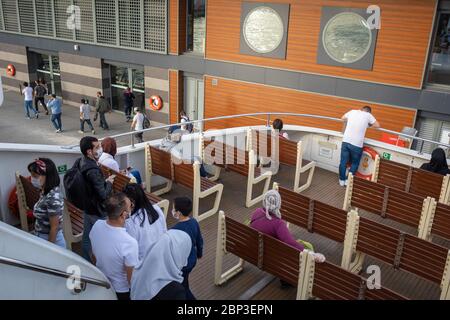 ISTANBUL,TURQUIE,MAI 15,2020: Journées du coronavirus à Istanbul. Passagers voyageant sur le ferry passant en arrivant à l'embarcadère de Karakoy. Banque D'Images