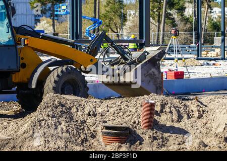 vue du chantier avec équipement de construction, chargeur frontal au premier plan Banque D'Images