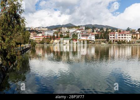 Sa Pa, Vietnam - 20 novembre 2018 : magnifique paysage du lac et de la ville de sa Pa. Sa Pa ou Sapa est une ville de district de la province Lao Cai dans le Nord Banque D'Images