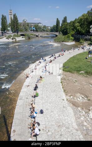 Dimanche après-midi sur les rives de l'Isar pendant le confinement de Corona à Munich, Bavière, Allemagne Banque D'Images