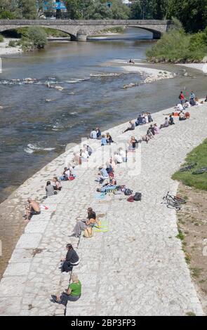 Dimanche après-midi sur les rives de l'Isar pendant le confinement de Corona à Munich, Bavière, Allemagne Banque D'Images