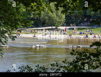 Dimanche après-midi sur les rives de l'Isar pendant le confinement de Corona à Munich, Bavière, Allemagne Banque D'Images