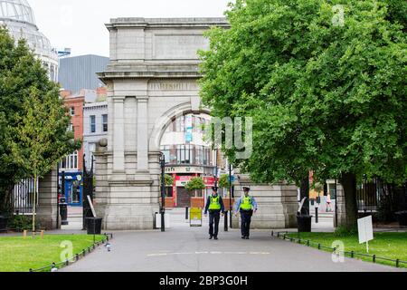 Dublin, Irlande. Mai 2020. Deux Gardai en patrouille dans le parc St Stephen's Green à travers Fusiliers Arch. Covid-19 verrouillage à Dublin. Banque D'Images