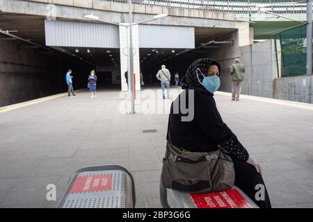 ISTANBUL,TURQUIE,MARS 29,2020: Journées du coronavirus dans le transport d'Istanbul. Une femme portant un masque médical attend que le train arrive à L'A Banque D'Images