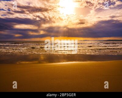 Belle plage de sable de Porto Pino au coucher du soleil, Porto Pino, Sardaigne, Italie. Concept de fond de panorama de voyage Banque D'Images