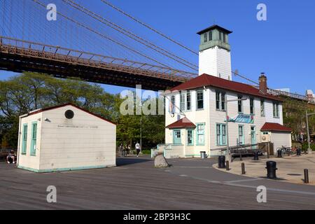 Ample Hills Creamery, 1 Water St, Brooklyn, NY. Extérieur d'un magasin de glace situé dans l'historique Fulton Ferry Fireboat House sur le front de mer. Banque D'Images