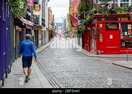 Temple Lane de Dublin, pavée déserte, avec le pub Temple Bar en arrière-plan destination touristique populaire fermée en raison de la pandémie de Covid-19. Banque D'Images