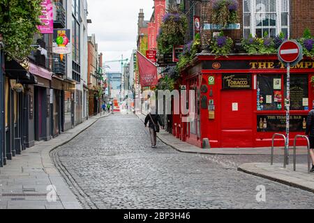 Temple Lane de Dublin, pavée déserte, avec le pub Temple Bar en arrière-plan destination touristique populaire fermée en raison de la pandémie de Covid-19. Banque D'Images