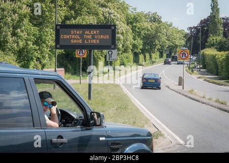Near Reigate, Royaume-Uni - 15 mai 2019 - un panneau indiquant le slogan de la campagne « Stay Alert »; les restrictions de verrouillage des coronavirus sont progressivement levées Banque D'Images