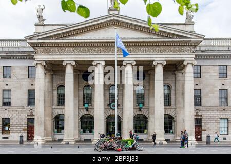 La famille prend des photos à la rue O'Connell Street déserte de Dublin alors que la fréquentation et la circulation ont chuté en raison des restrictions de la pandémie Covid-19. Banque D'Images