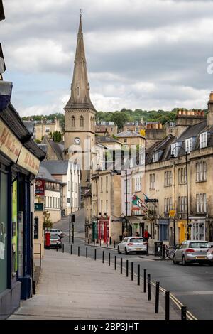 Vue sur Claverton Street en direction de l'église St Matts presque déserte en raison de la pandémie du coronavirus à Widcombe, Bath, Somerset, Royaume-Uni, le 16 mai 2020 Banque D'Images