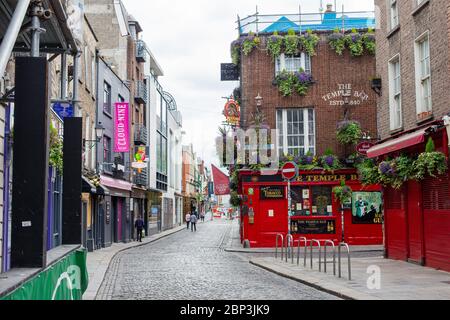 Temple Lane de Dublin, pavée déserte, avec le pub Temple Bar en arrière-plan destination touristique populaire fermée en raison de la pandémie de Covid-19. Banque D'Images