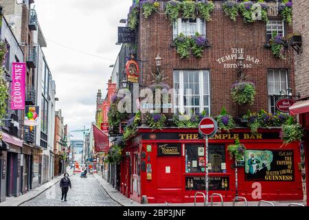 Temple Lane de Dublin, pavée déserte, avec le pub Temple Bar en arrière-plan destination touristique populaire fermée en raison de la pandémie de Covid-19. Banque D'Images