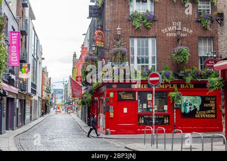 Temple Lane de Dublin, pavée déserte, avec le pub Temple Bar en arrière-plan destination touristique populaire fermée en raison de la pandémie de Covid-19. Banque D'Images