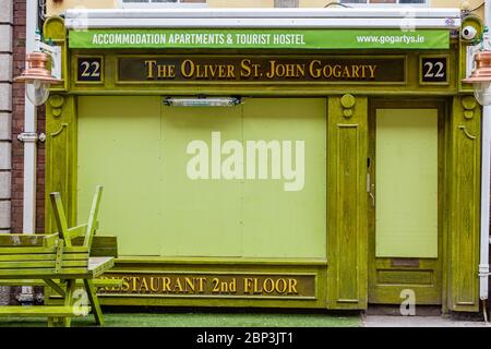 Dublin, Irlande. 17 mai 2020. Façade verte du pub et de l'auberge Oliver St. John Gogarty fermée temporairement en raison de restrictions de pandémie de coronavirus. Banque D'Images