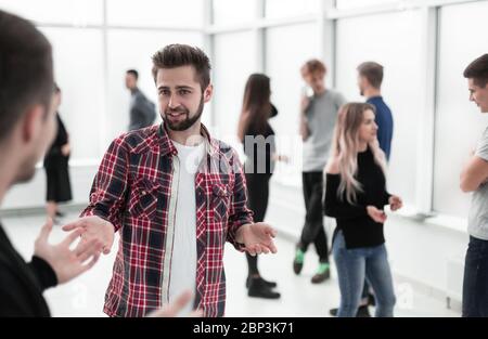 groupe de jeunes designers discutant de nouvelles idées Banque D'Images