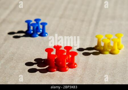 Distanciation sociale pendant la pandémie de Covid-19 . Séparation ethnique et racisme dans la société . Connexion réseau et équipe d'affaires . Banque D'Images