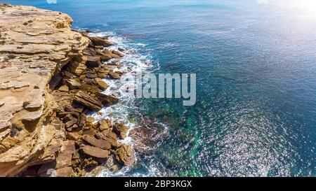 Aérien, paysage de la falaise qui est lavé par l'océan Atlantique Pacifique, avec des vagues calmes, bleues. Portugal. Banque D'Images