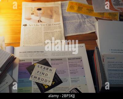 Haslett, mi /USA - 05/18/2020: Yoga Practice Learning & Journaling Banque D'Images