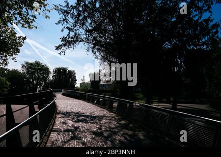 Un pont sur la rivière Nene dans le parc Becket, Northampton Banque D'Images