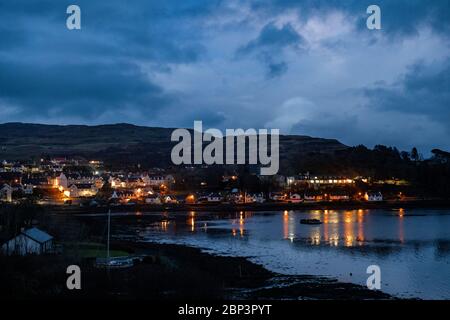 Portree, la capitale de l'île de Skye au printemps au crépuscule Banque D'Images