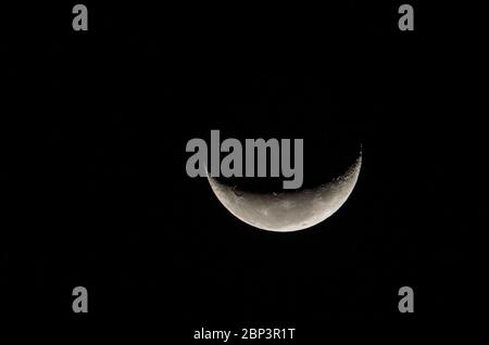 Belle photo de la lune en déclin en gros plan avec le ciel sombre en arrière-plan. Banque D'Images