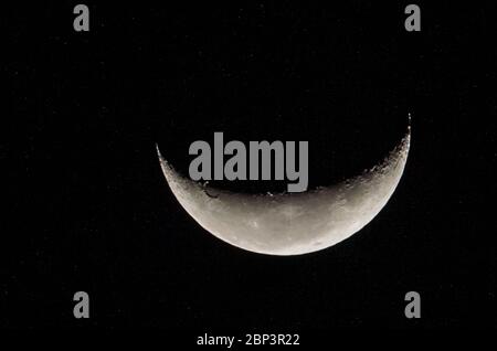 Belle photo de la lune en déclin en gros plan avec le ciel sombre en arrière-plan. Banque D'Images