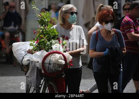 Roma, Italia, 17 maggio 2020: Signore anziani in bicicletta a Roma, nell'ultimo giorno di loLockDown dopo quasi 3 mesi di quarantena per causa della pandemia Covid-19. Banque D'Images