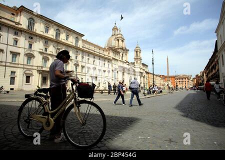 Roma, Italia, 17 maggio 2020: Piazza Navona riprénde vita a Roma, nell'ultimo giorno di loLockDown dopo quasi 3 mesi di quarantena per causa della pandemia Covid-19. Banque D'Images