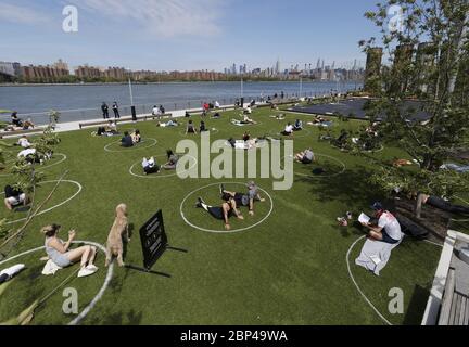 Brooklyn, États-Unis. 17 mai 2020. Des cercles de distancement social officiellement désignés sont mis en place pour prévenir la propagation du coronavirus dans le parc Domino de New York le dimanche 17 mai 2020. Près de 150,000 personnes meurent chaque jour dans le monde à partir de COVID-19. Photo de John Angelillo/UPI crédit: UPI/Alay Live News Banque D'Images