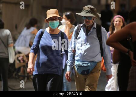 Roma, Italia, 17 maggio 2020: Persone in mascherina a passeggio per Roma, nell'ultimo giorno di locredhat dopo quasi 3 mesi di quarantena per causa della pandemia Covid-19. Banque D'Images