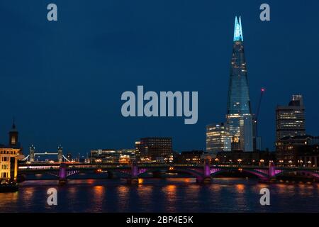 Londres, Royaume-Uni, 17 mai 2020 : le haut du Shard est illuminé en bleu et Tate Modern affiche « Merci les employés clés » pour honorer le personnel du NHS et les autres travailleurs de soins et les principaux travailleurs de première ligne. Anna Watson/Alay Live News Banque D'Images