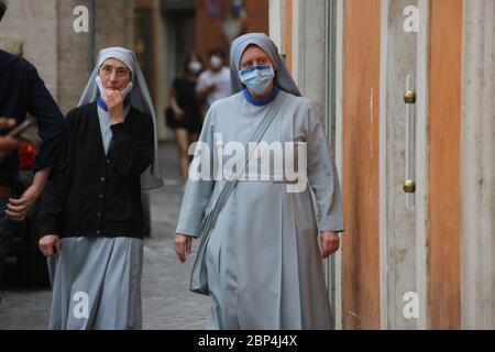 Roma, Italia, 17 maggio 2020: Suore camminano nel centro di Roma, nell'ultimo giorno di loLockDown dopo quasi 3 mesi di quarantena per causa della pandemia Covid-19. Banque D'Images